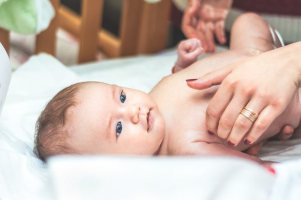 Bebé recibiendo un masaje relajante de manos de su madre